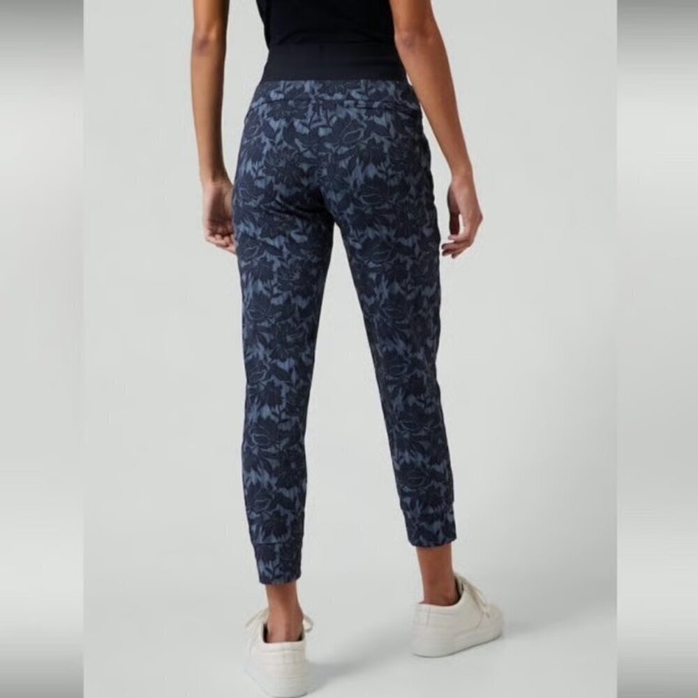 New w/ Tags Athleta Trekkie North Jogger Ethereal Bloom Cottage Blue Floral Sz 2 - Picture 2 of 7